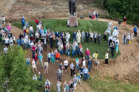 Адмиралу Ушакову открыли памятник на месте его крещения