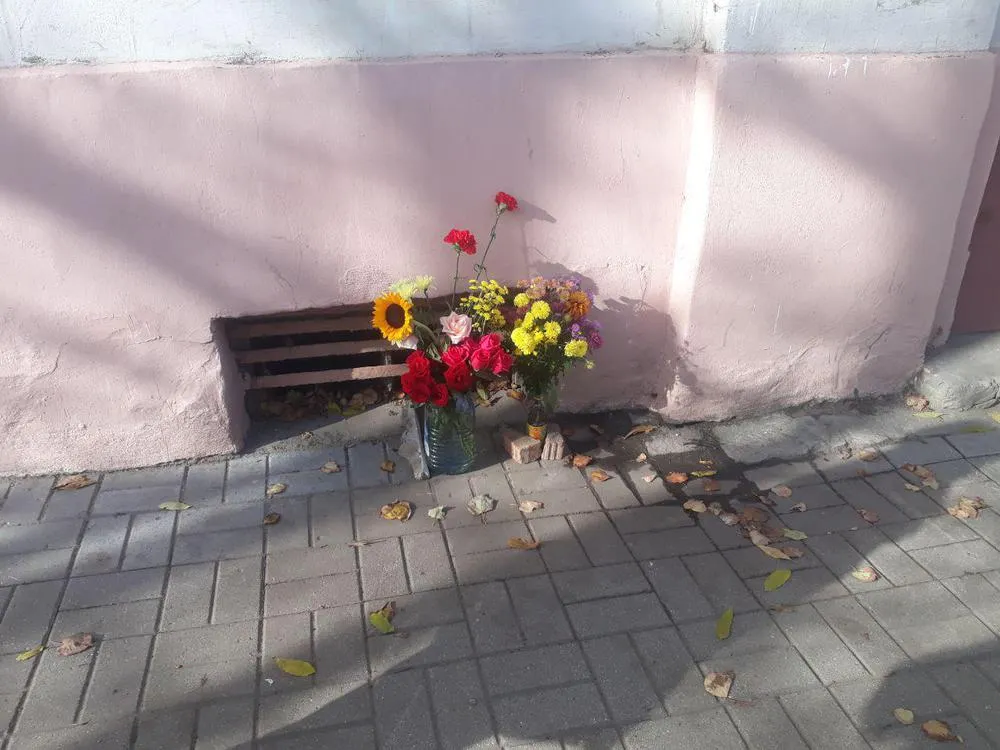 Ярославцы несут цветы к дому, где жил Борис Немцов