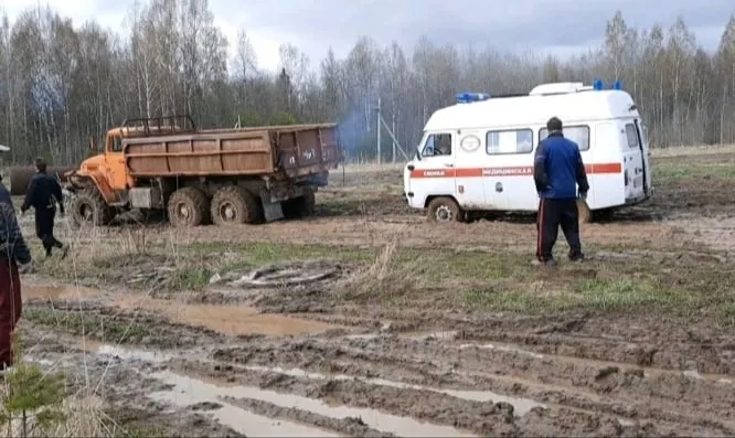 В Ярославской области «Скорая» с бабушкой-ветераном застряла в грязи