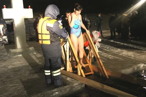 В ночь на Крещение более семи тысяч ярославцев окунулись в проруби
