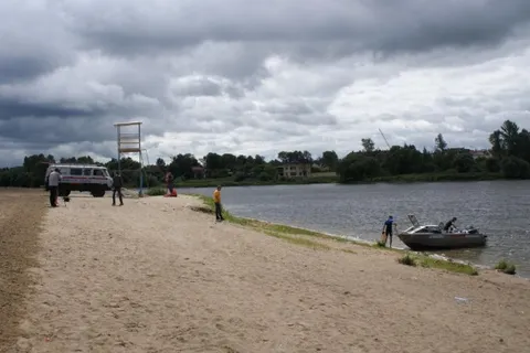 На Центральном пляже установили первую в Ярославле спасательную вышку