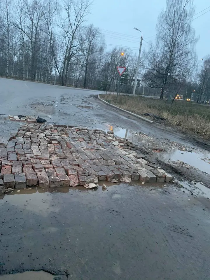 Почти брусчатка: ярославцы закладывают ямы на дорогах кирпичами