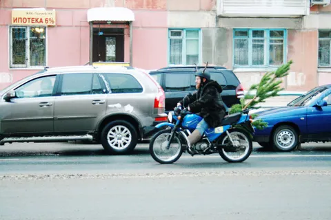 В автобусах и на мотоциклах: Ярославль наводнили Деды Морозы