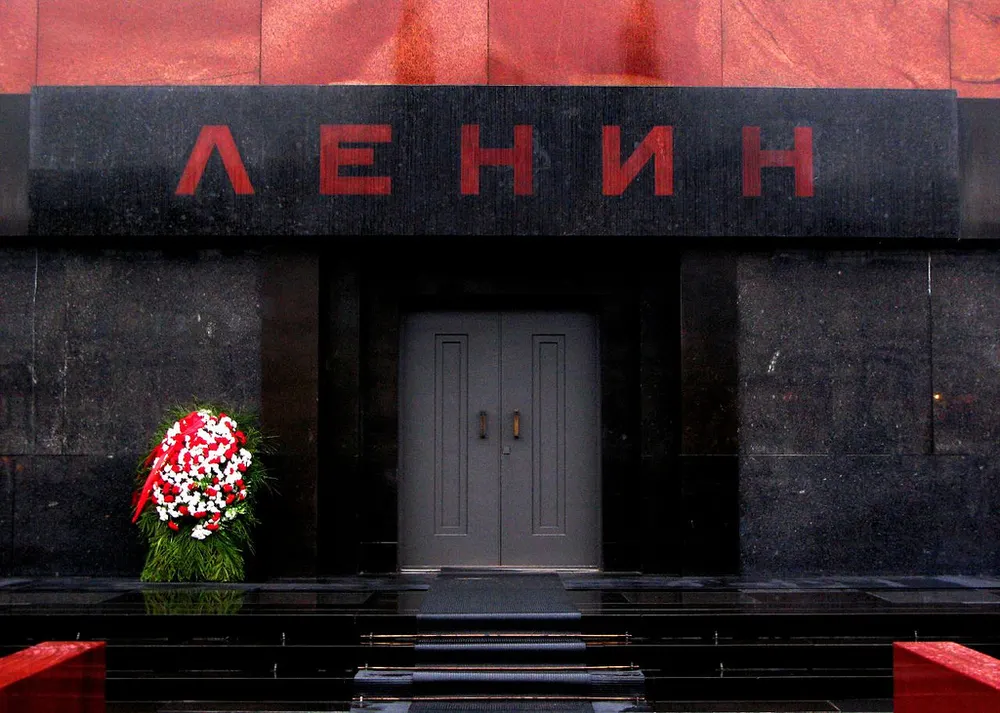 Ленин: похоронить, оставить в мавзолее, не обращать внимания