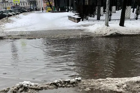 Тротуары в центре Ярославля утонули в снежной жиже