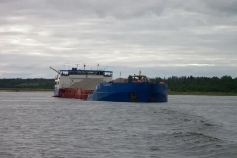 У теплохода, севшего на мель в Ярославской области, есть повреждение корпуса