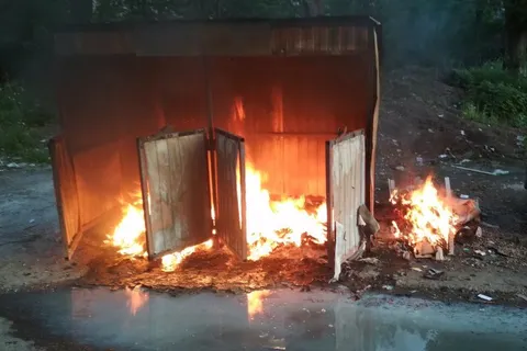 В Ярославле за ночь сожгли восемь контейнеров «Хартии»