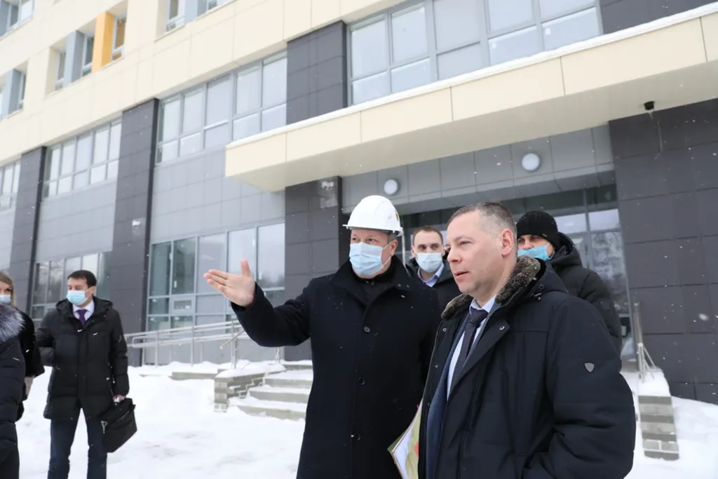 Михаил Евраев проконтролировал ход строительства онкобольницы и детской поликлиники в Ярославле