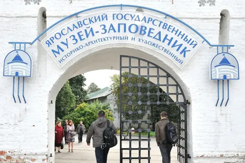 В историко-художественном музее-заповеднике Ярославля реставрируют ворота. С фото