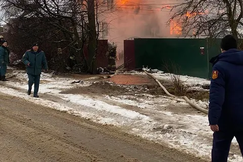 В Переславле полыхает двухэтажный жилой дом: видео