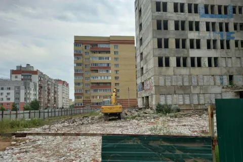 В Ярославле начался снос детской поликлиники-недостроя