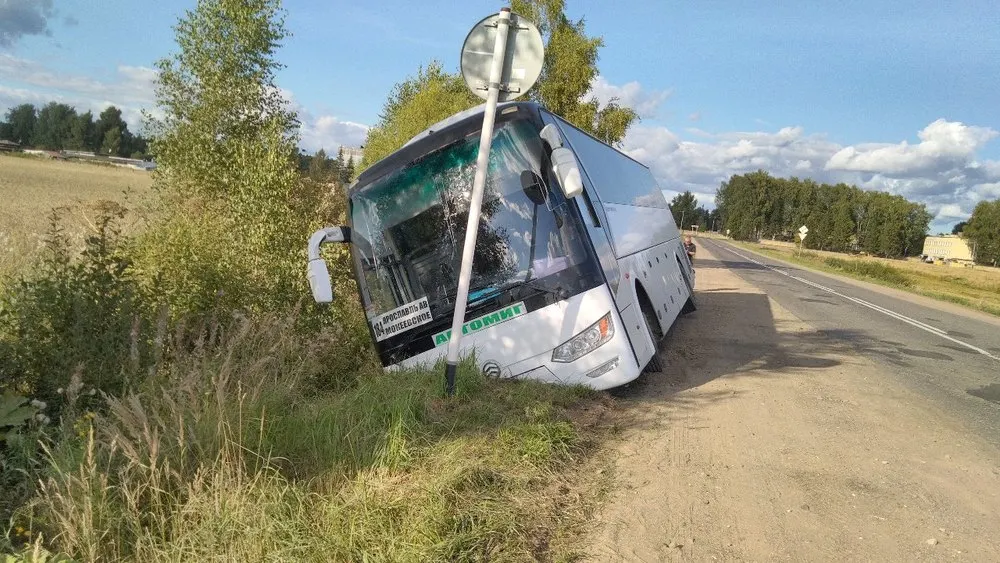 В Ярославской области автобус с пассажирами вылетел в кювет