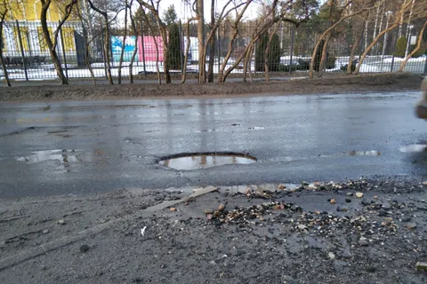 Ярославцы требуют заделать яму около областной больницы