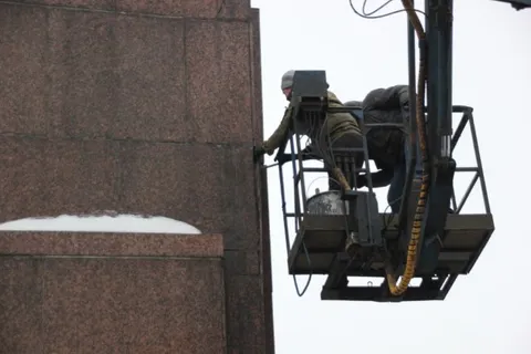 В Ярославле начались работы по ремонту памятника Ленину