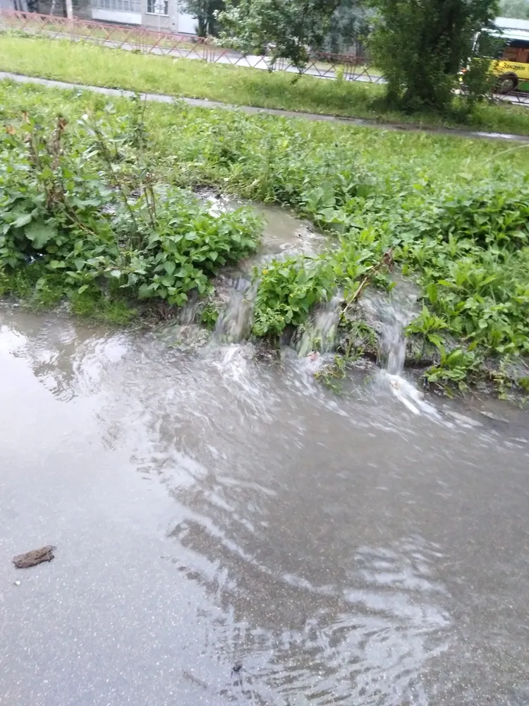 Реки и водопады: в Ярославле затопило несколько улиц