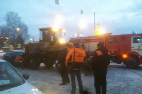 В Ярославле иномарка врезалась в снегоуборочную технику