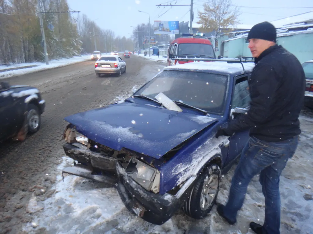 Утреннее ДТП в Ярославле: в Полушкиной роще столкнулись два автомобиля