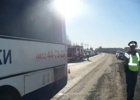 Под Угличем пассажирский автобус столкнулся с грузовым КАМАЗом