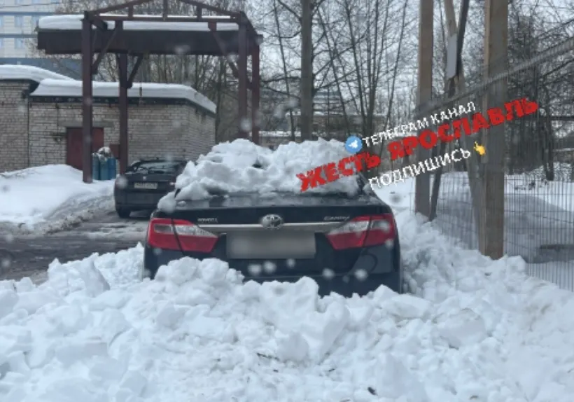 В Ярославле завалило снегом авто, припаркованное у больницы