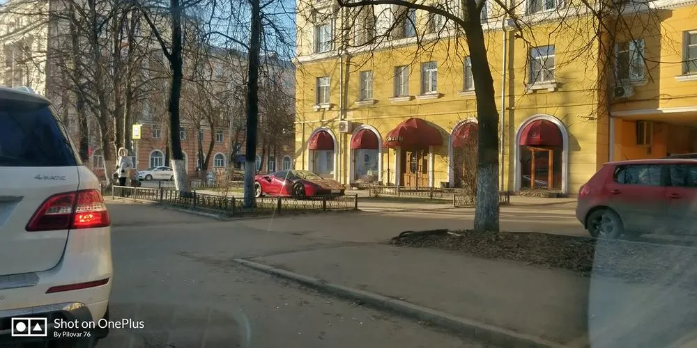 «Супруге депутата можно?»: ярославцы обсуждают парковку «Феррари» у ресторана