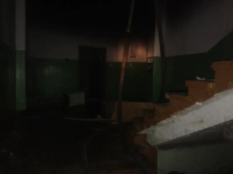 В Рыбинске подросток упал с заброшенного здания школы
