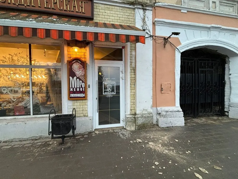 В Рыбинске у входа в известную кондитерскую сверху осыпается штукатурка