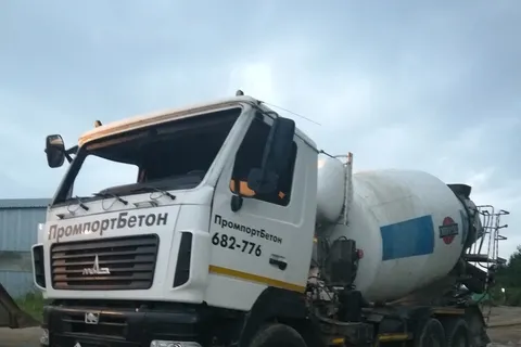 В Ярославле на Костромском шоссе перевернулся только что отремонтированный бетоновоз-миксер