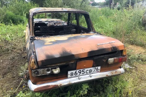 «Красивый был»: в Ярославле сожгли раритетный автомобиль