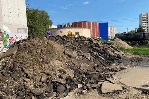 Дорогу к ярославской школе завалили старым асфальтом