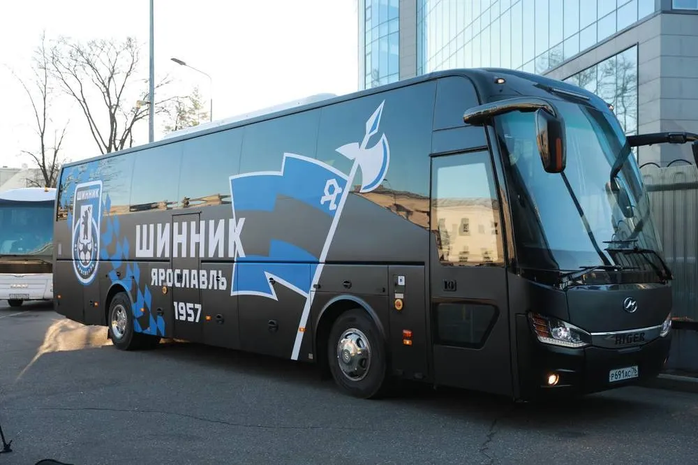 Губернатор подарил «Шиннику» автобус с секирой