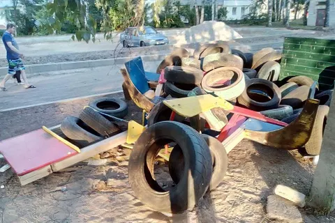 В Ярославле демонтируют аварийные элементы детских городков