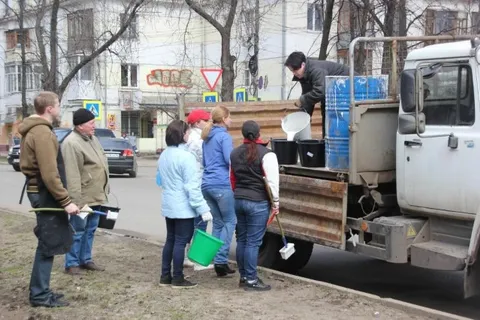 В центре Ярославля во дворах прошли субботники