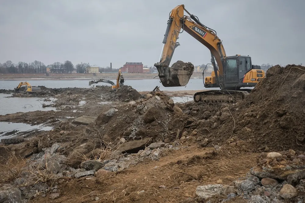 Со дна Волги в Рыбинске вывезли 160 тонн советского бетона