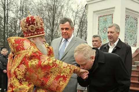 В Ярославль прибыл благодатный огонь. Фоторепортаж