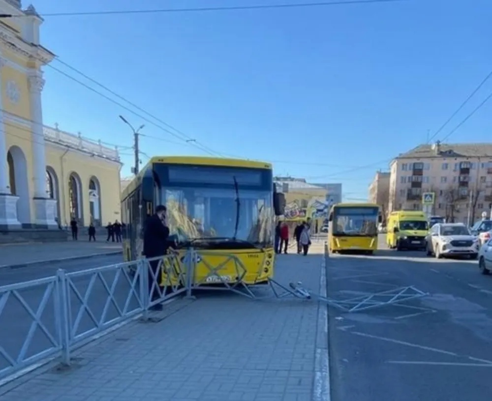 Яавтобус снёс забор рядом с вокзалом в Ярославле