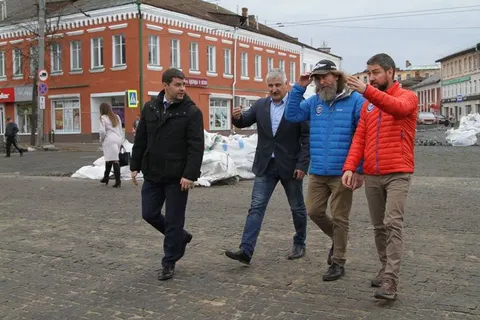 Федор Конюхов проверил в Рыбинске яхту, дуб и белочек