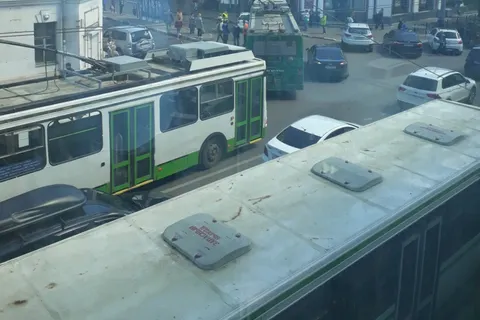 В центре Ярославля из-за неправильно припаркованной машины встали троллейбусы: видео