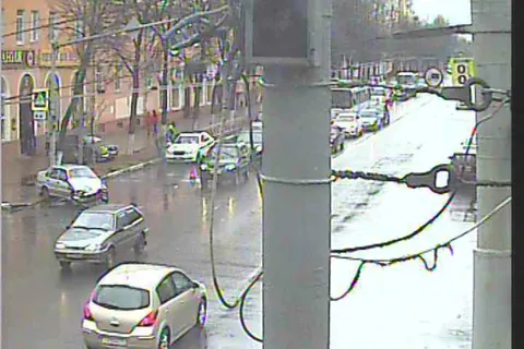 В центре Ярославля машина снесла забор у магазина «Виномания»