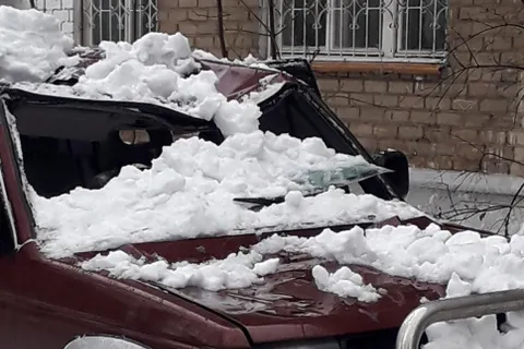 В Ярославле снег с крыши рухнул на внедорожник
