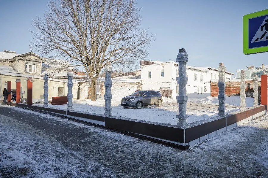 В Рыбинске на улице Чкалова монтируют ограды под старину