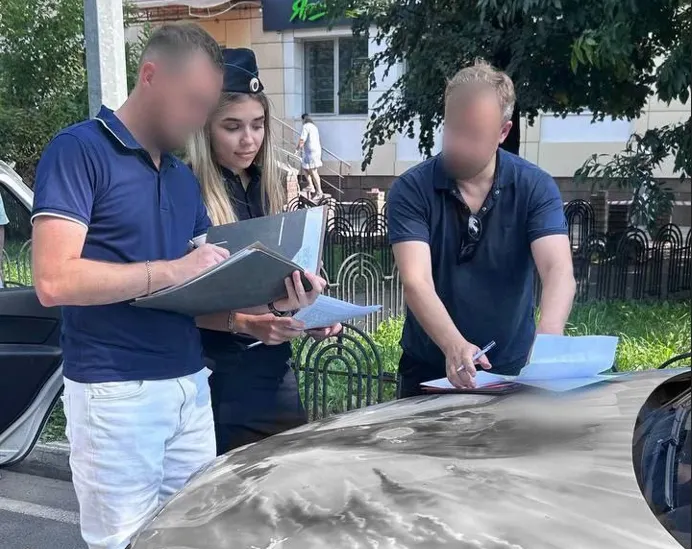 У свадебного ведущего в Ярославле арестовали машину за долги