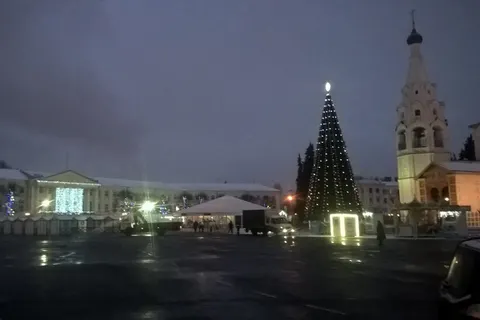 Новогоднюю Советскую площадь разобрали: фото