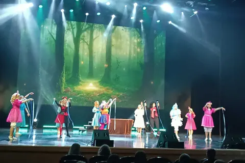  Коллектив Сбера сыграл спектакль для семей сотрудников строителей 
