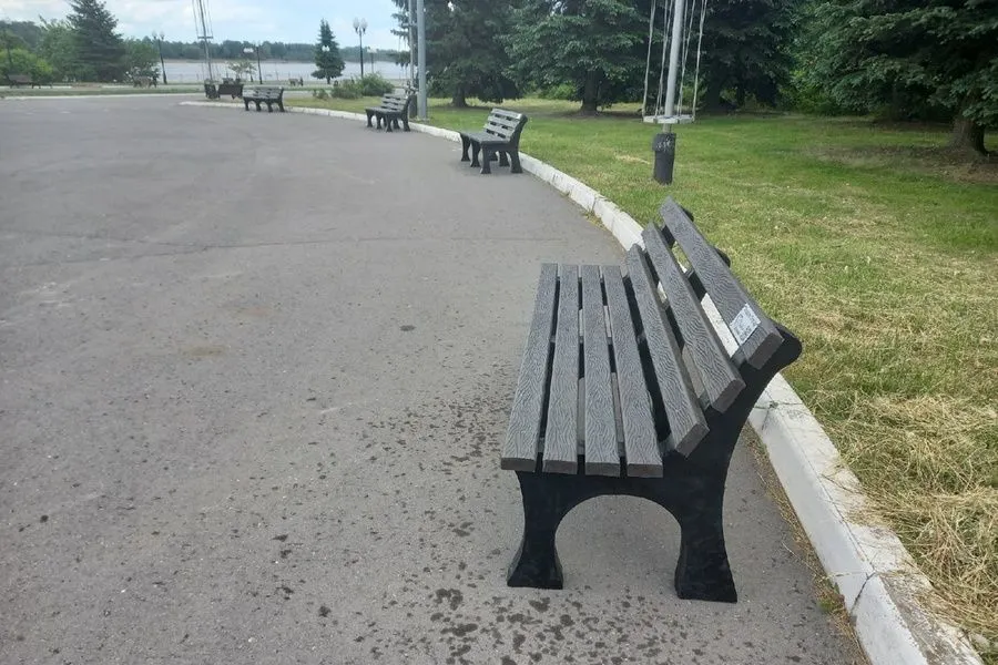 В Рыбинске установили парковую экомебель
