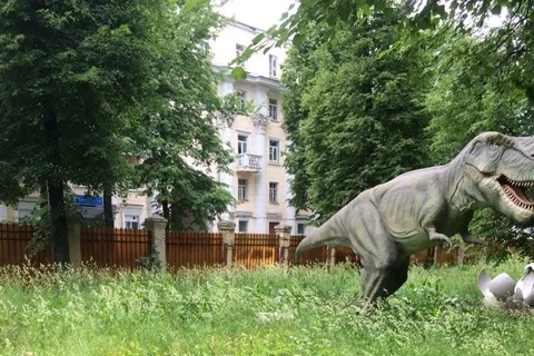 В Ярославле динозавры, «захватившие» парк, зарастают травой и лопухами