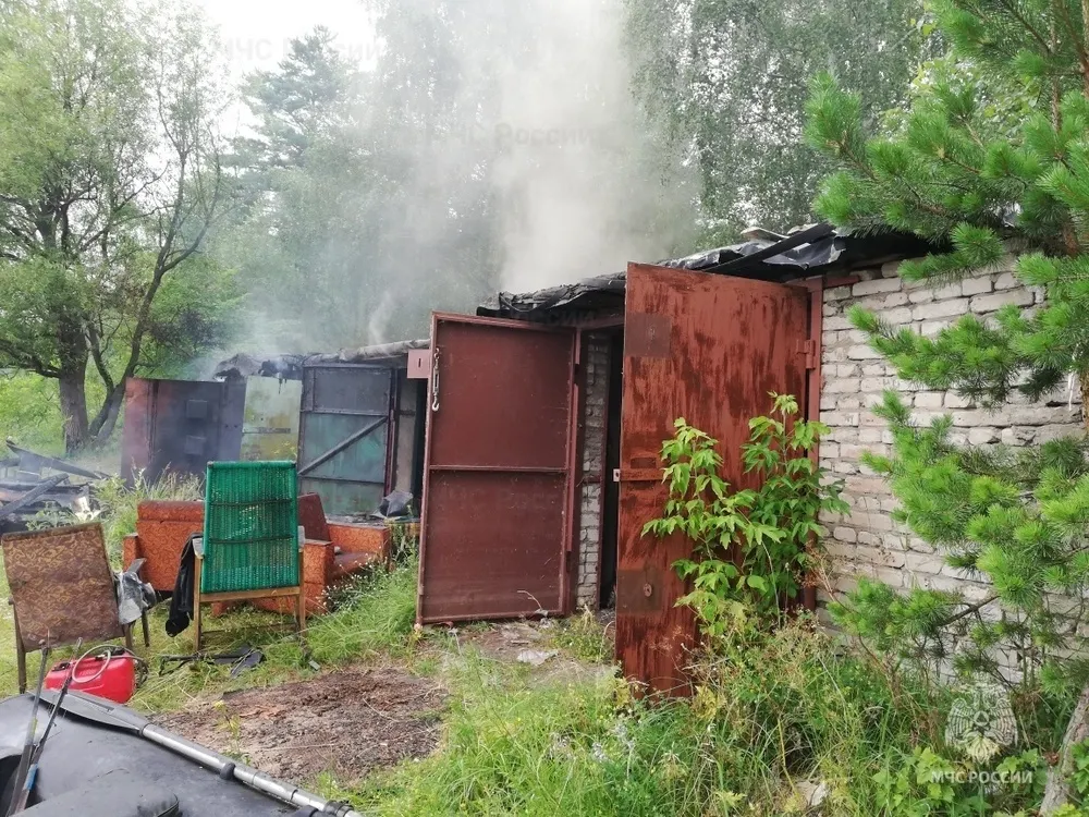 В Ярославле горел гаражный комплекс