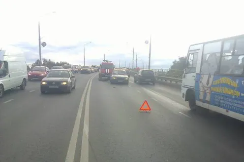 На Октябрьском мосту в Ярославле столкнулись три иномарки