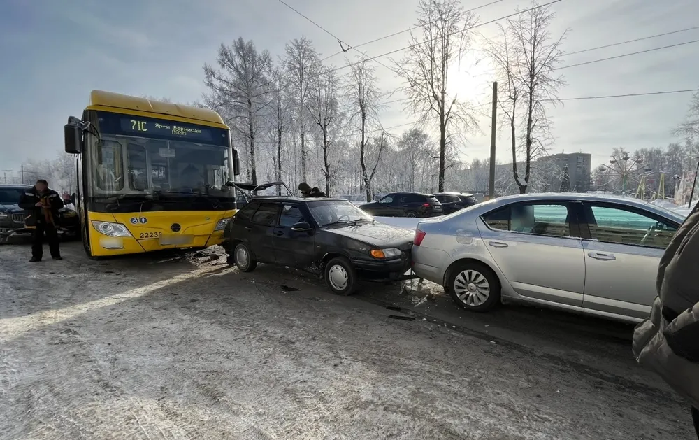 В Ярославле в тройное ДТП попали такси и автобус
