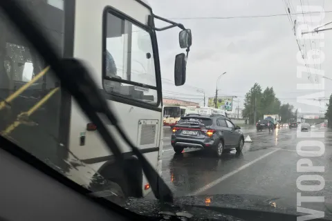 В Сети появилось видео ДТП с маршруткой в Ярославле