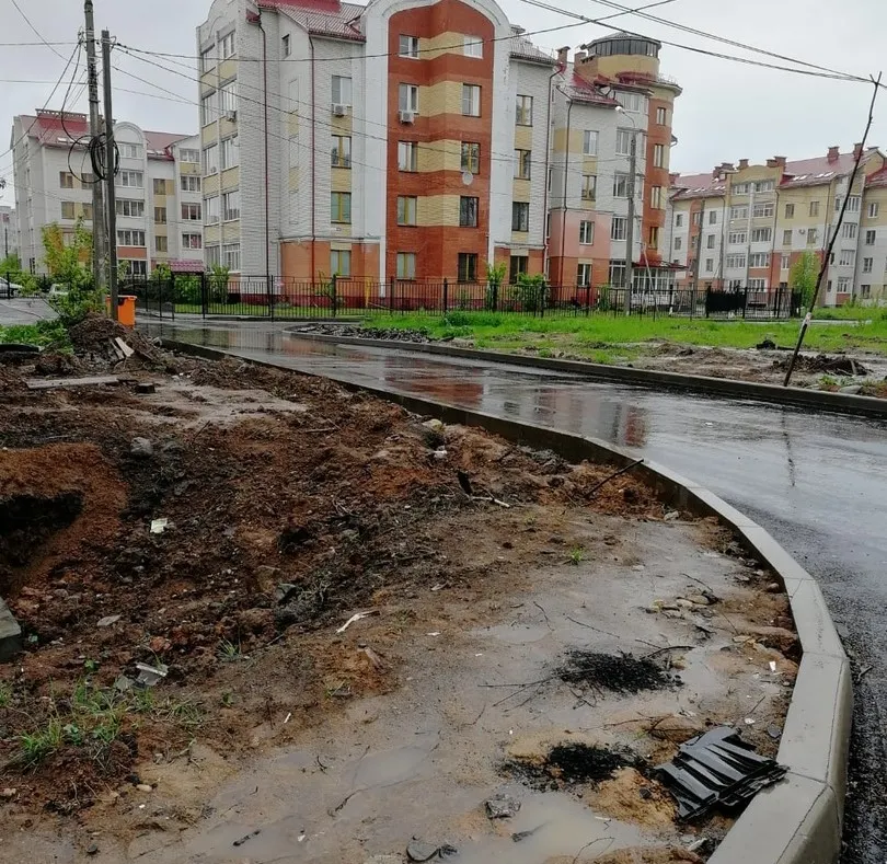 На открытом участке Тутаевского шоссе в Ярославле «забыли» сделать тротуары
